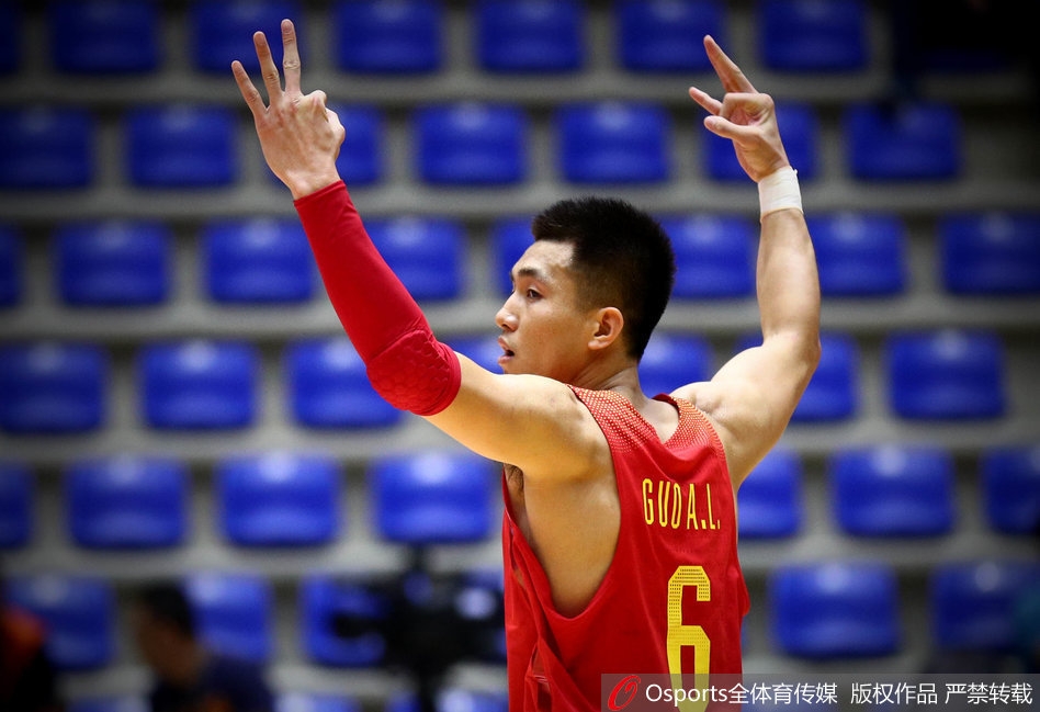 身经百战的郭艾伦如今在场上更加从容自信,面对防守阅读比赛,用一次精准的传球撕开对手防线,盘活全队进攻,尽显核心控卫本色。