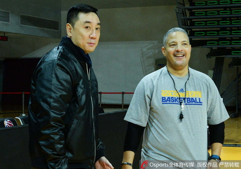 训练场上，休利神情专注地为队员讲解战术跑位，肢体语言丰富，大外援霍尔曼听得格外认真。