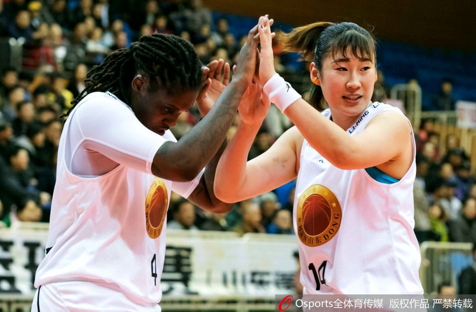 八一队球员王雪朦如利刃出鞘，运球一个箭步过掉防守人，在陕西队球员的补防干扰下，依然坚定地将球送入篮筐，尽显军旅玫瑰的飒爽英姿。