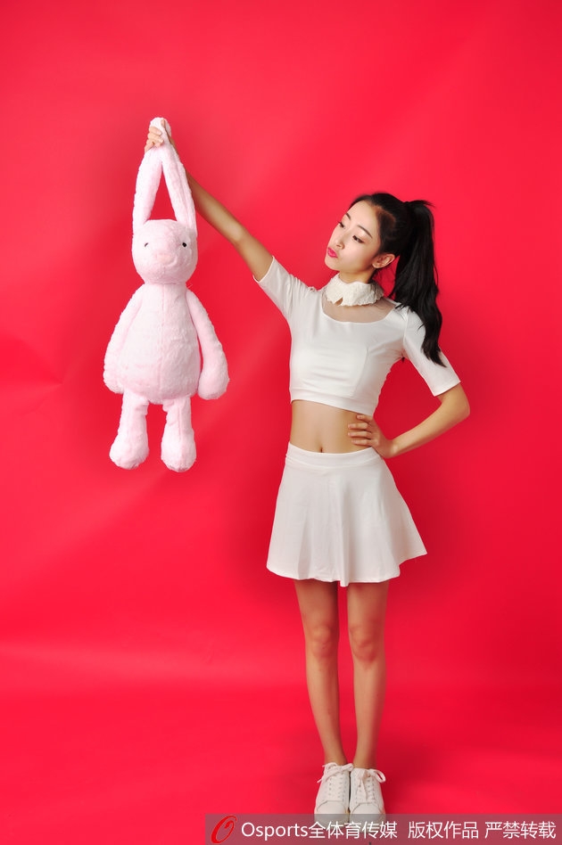 CBA中场时刻，炫舞团VC啦啦队员身穿亮黄色战袍，露出健康修长的美腿，雪肌在灯光下闪耀，动作整齐划一尽显专业风采。