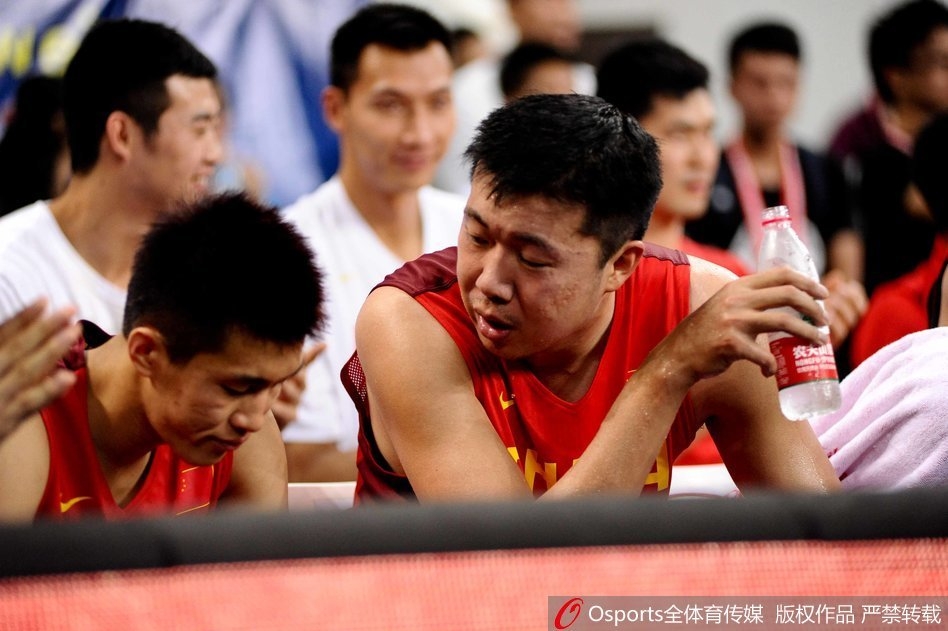 年少时的郭艾伦身披国家队战袍,眼神坚定,运球突破时意气风发,青涩面庞下已显露出未来核心的潜质。