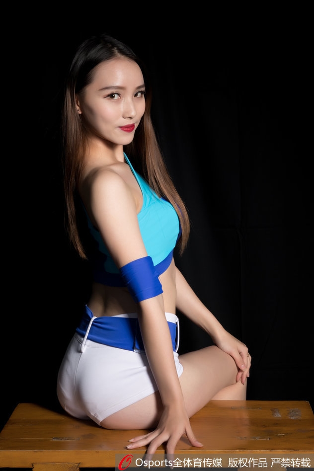 肯帝亚KDancer成员在灯光下回眸一笑,甜美的面容配上灵动的眼神,仿佛能驱散赛场所有的紧张气氛