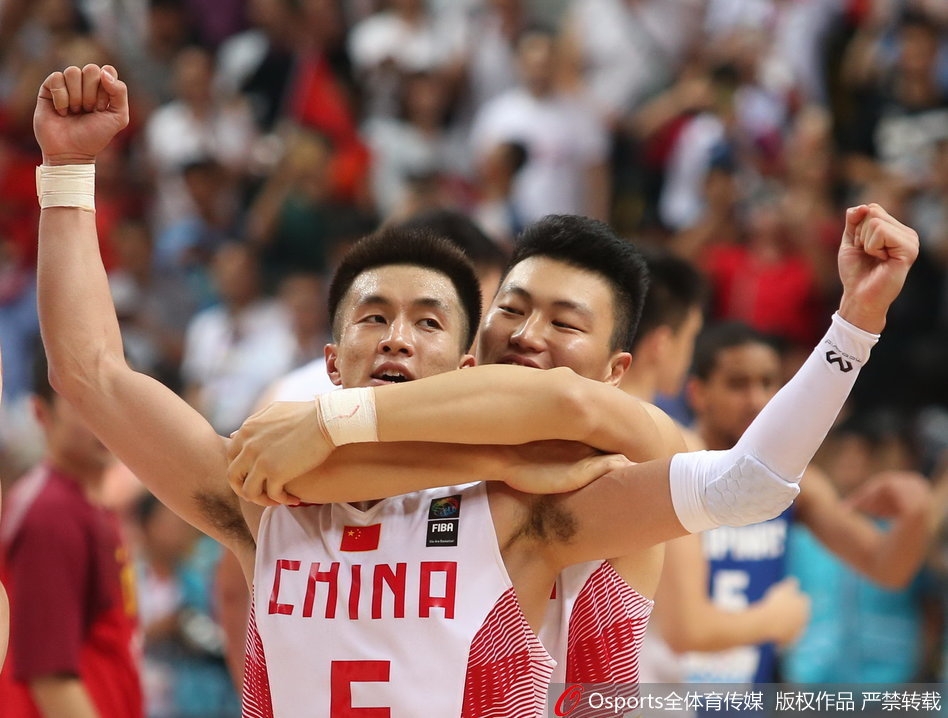 面对双人包夹的严密防守,郭艾伦毫无惧色,凭借娴熟的控球技巧和爆发力强行撕开防线,展现出亚洲顶尖后卫的突破能力。