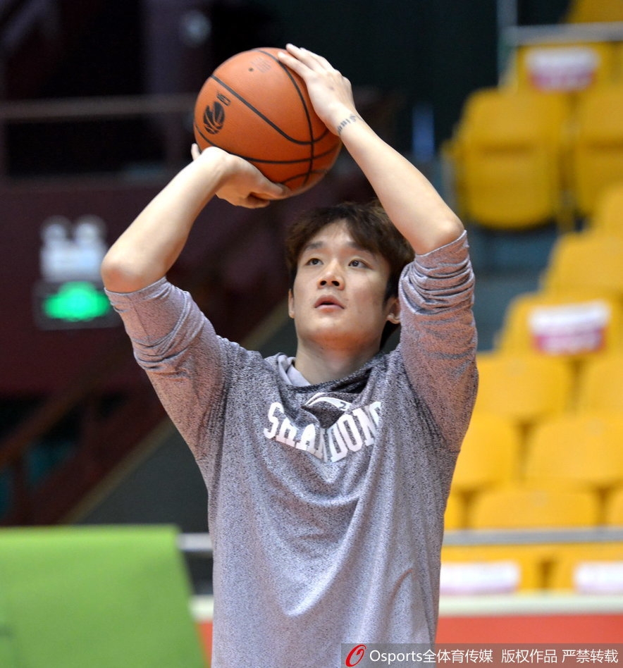 主教练凯撒在场边双手插兜,表情严肃地注视着场上的一举一动,他的眼神里充满了对胜利的渴望和对战术执行的严格考量。