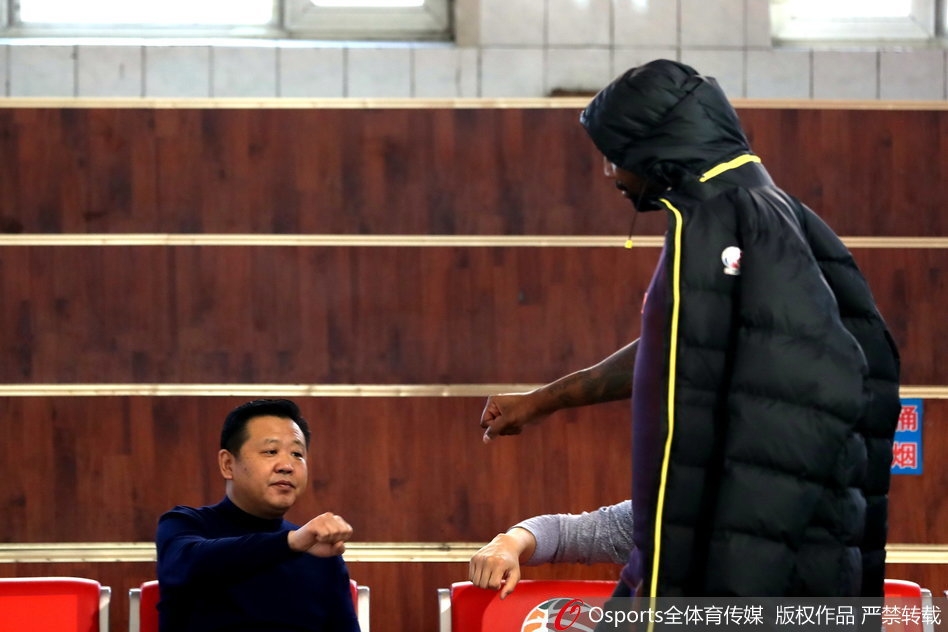 面对防守球员的贴防，布拉切从容地运球观察，尽管体型庞大但动作依然灵活，眼神中透露出对比赛节奏的绝对掌控