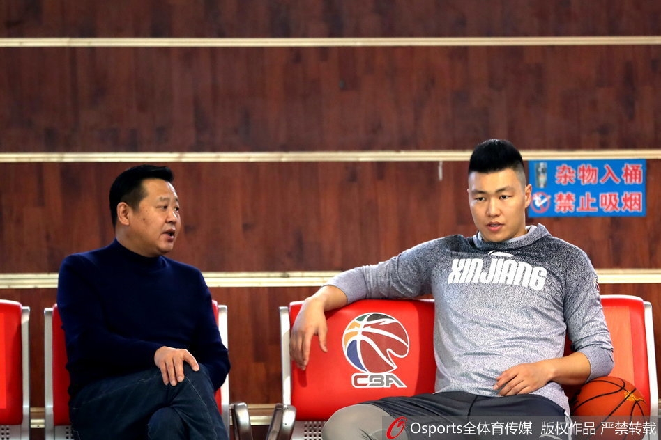 训练场上，布拉切正在进行罚球练习，他手腕的柔韧性在这个体重级别的球员中实属罕见，每一次出手都带着极高的弧度稳稳空心入网