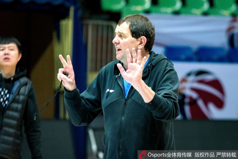 吴楠在训练中肌肉线条分明，背部纹身图案复杂精致，他正专注地进行运球练习，寓意着个人技术与坚韧意志的结合