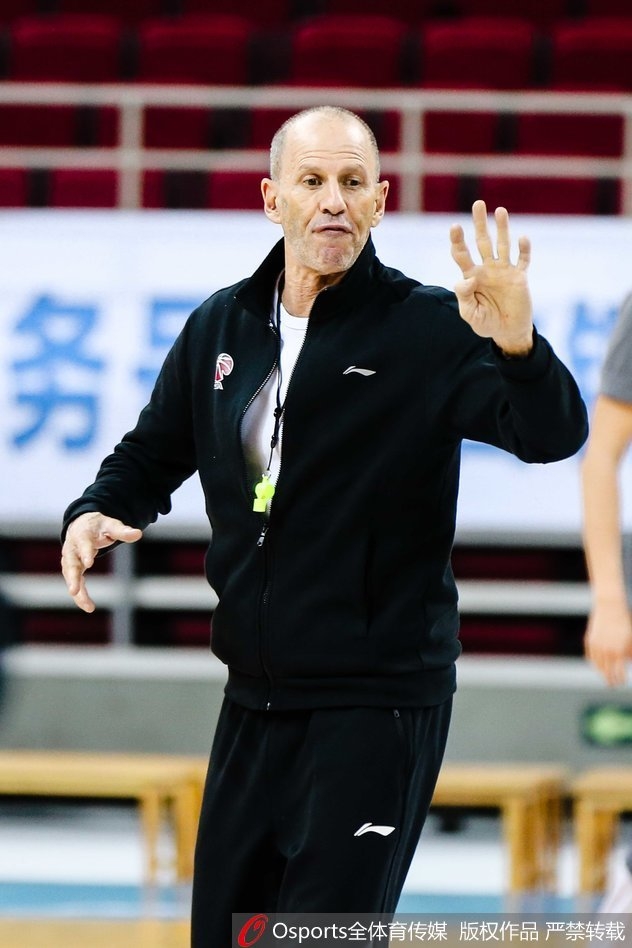 全队训练结束后围拢在一起，拳头碰在一起，齐声呐喊，团队气氛热烈而激昂。