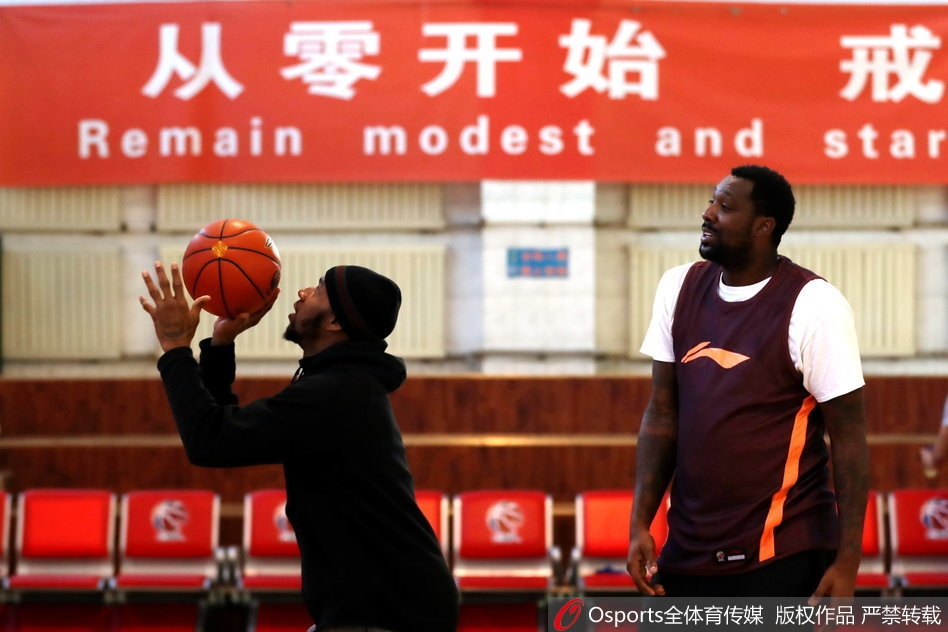 新疆队主教练李秋平在场边双手抱胸，目光紧紧跟随正在运球的布拉切，嘴角露出一丝不易察觉的微笑，仿佛对即将到来的排兵布阵胸有成竹