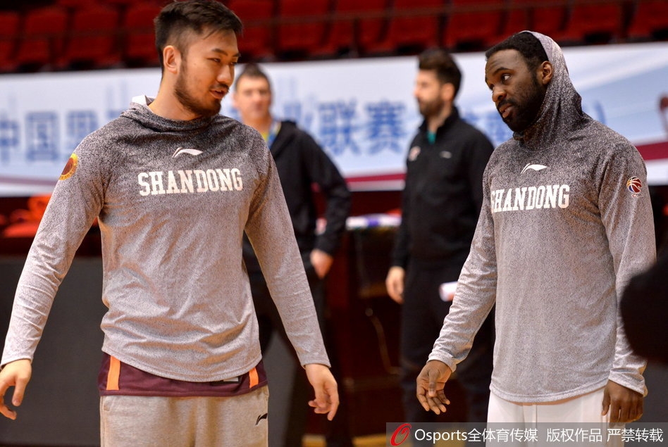 小将朱荣振眼神中带着些许青涩与专注,他在训练中努力卡位,即使面对老大哥们的强势背打也毫不畏惧,奋力顶防。