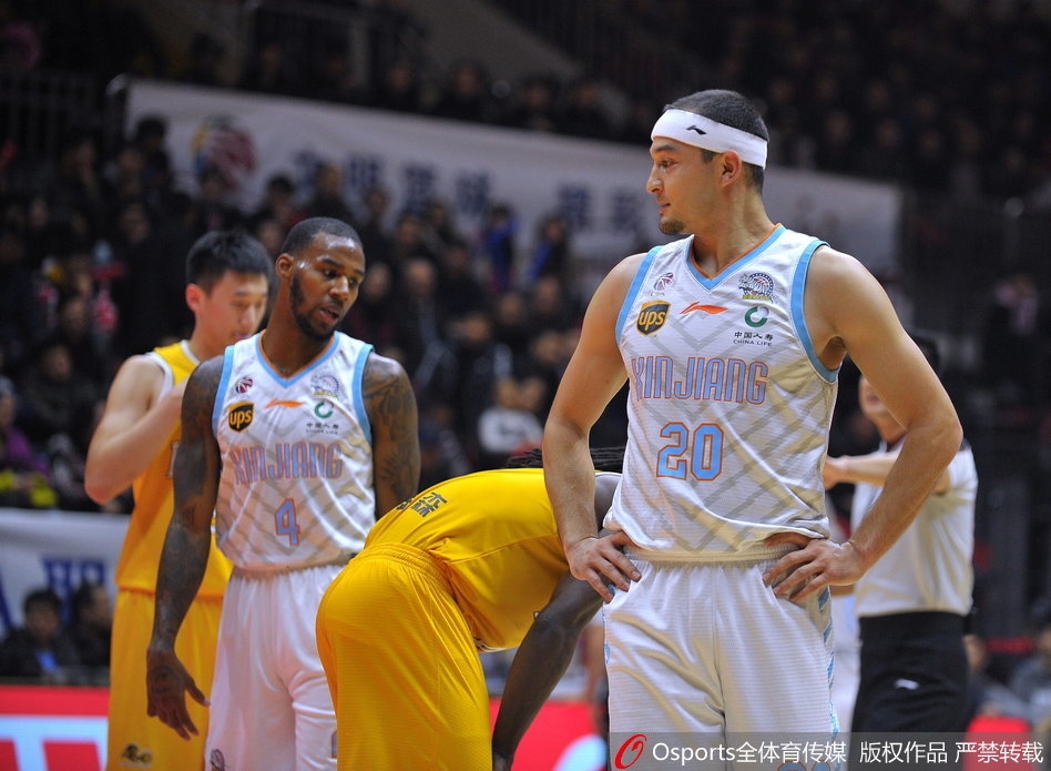 亚当斯如灵蛇般穿梭防线，面对广厦多名球员的围追堵截，依然闲庭信步地组织进攻。