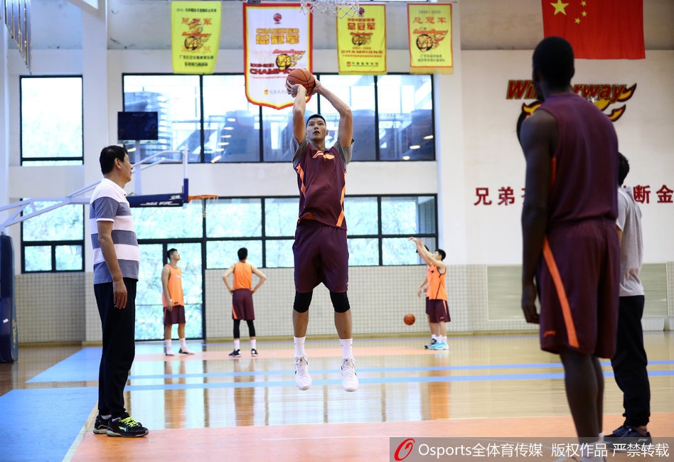 力量房内,易建联正在进行核心力量训练,肌肉线条分明,展现出了极强的身体素质和职业态度。