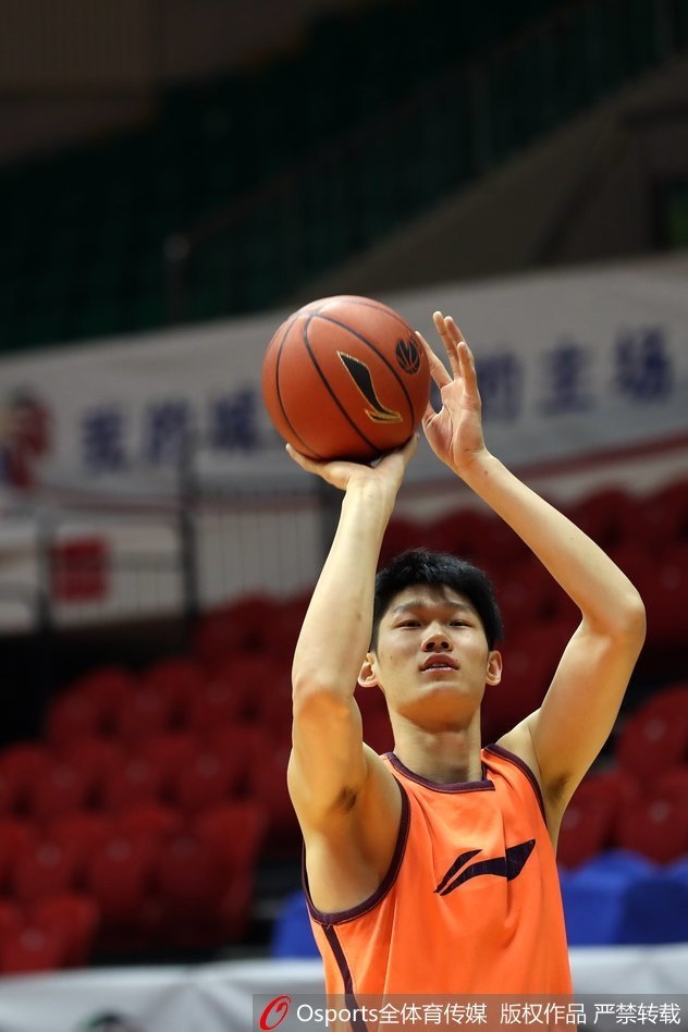 李春江指导目光如炬,在场边向队员面授机宜,手势坚定有力