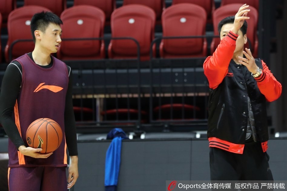 林志杰老而弥坚,在防守端张开双臂,全力干扰对手传球