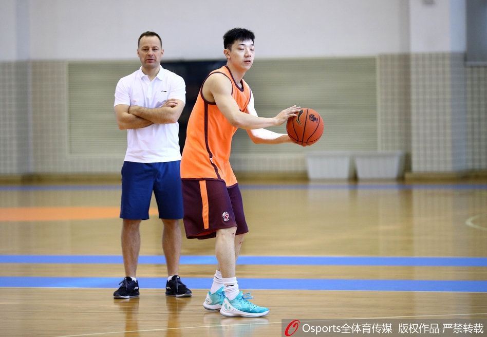 广东队训练课上,队员们正在进行激烈的攻防对抗,场上气氛紧张而热烈,仿佛一场真实的比赛。