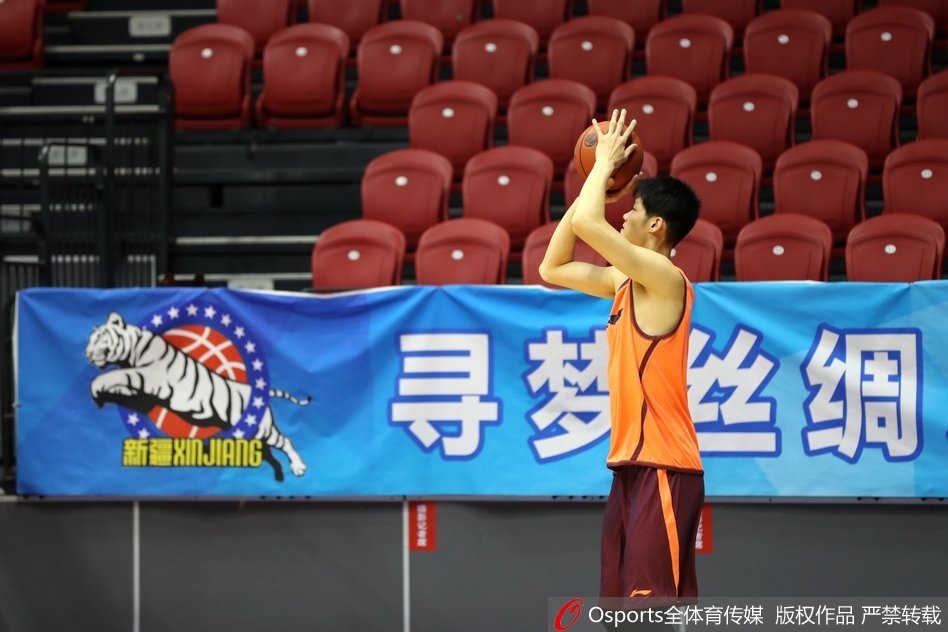 福特森高速运球穿越防线,眼神犀利寻找着篮下的队友