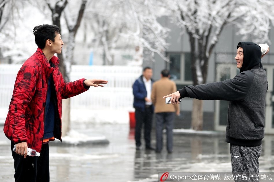 训练结束,全队围拢在一起,李春江居中鼓劲,队员神情专注而坚定