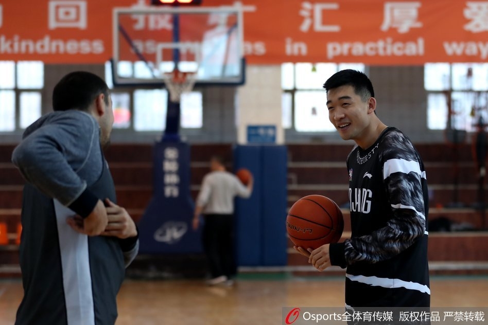 训练结束后，可兰白克-马坎加练三分球，皮球划过一道完美的弧线空心入网，仿佛预示着明晚战斗的胜利。