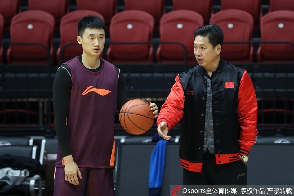 胡金秋在内线卡位要球,肌肉线条分明,充满了力量感