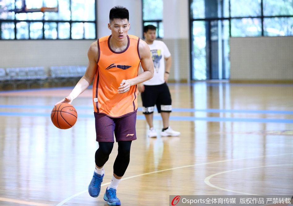 年轻后卫胡明轩在训练中突破上篮,动作灵巧迅速,他是广东队未来后卫线上的希望之星。