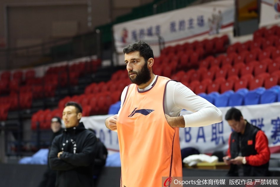 赵岩昊在三分线外果断出手,篮球在空中划出一道完美的弧线