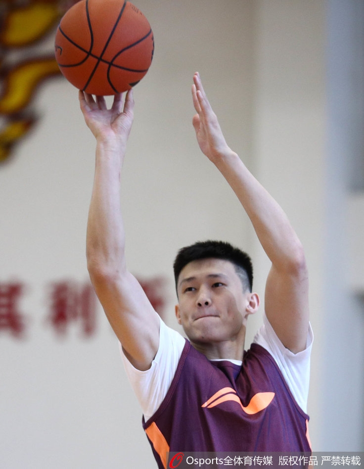 训练间隙,易建联与队友周鹏交流战术心得,两人神情严肃,作为老将他们承担着引领球队的重任。