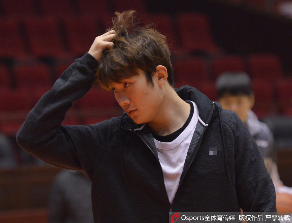 训练结束后，小丁大汗淋漓，用球衣擦拭脸上的汗水，眼神中透露出对即将到来比赛的渴望与坚定。