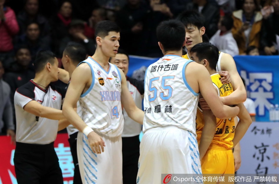 混乱平息后，裁判与技术台进行沟通，场边记录台人员也在紧张记录，大屏幕上的比分定格在91比86