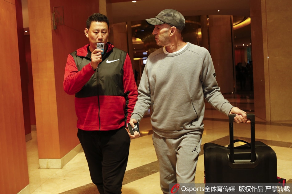 身背行囊的男篮小伙子们面带微笑现身酒店大堂，眼神中透露出对即将到来比赛的坚定与渴望。