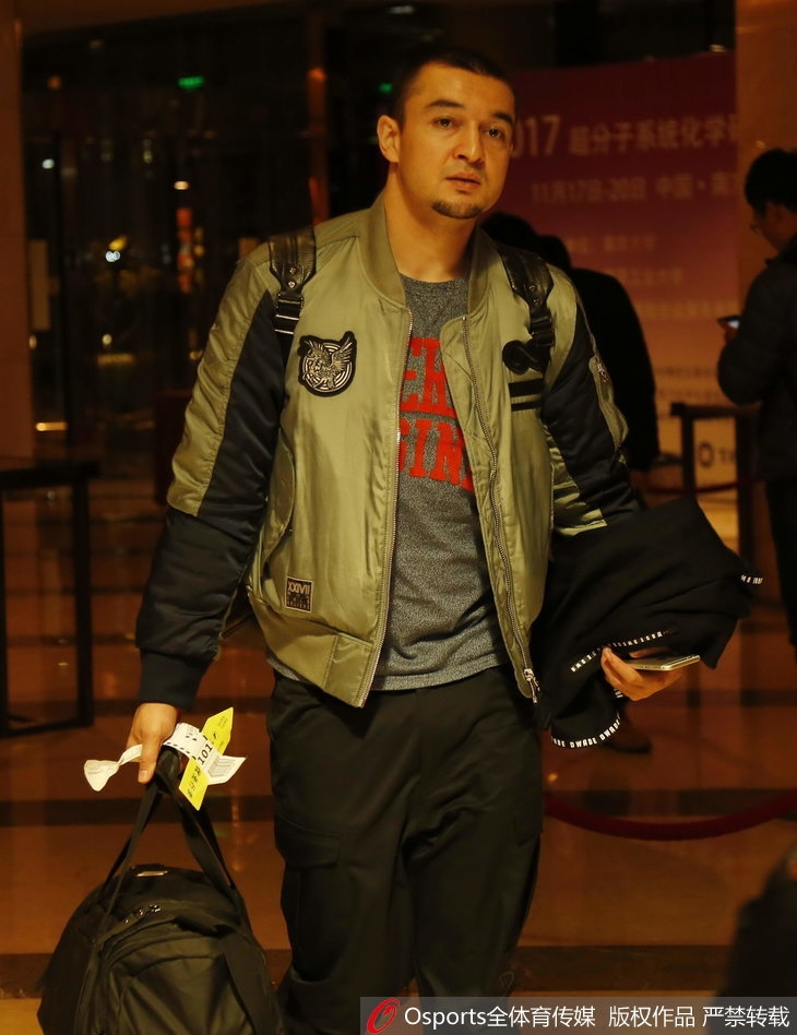 年轻的阿不都沙拉木拖着行李箱独自前行，稚嫩的脸庞上写满了对首次世预赛之旅的憧憬与无畏。