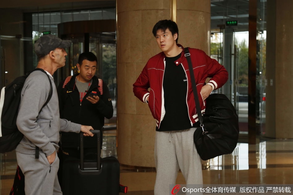王哲林和队友们并肩走出到达通道，轻松的表情中带着一丝旅途的疲惫，但更多的是备战大赛前的专注。