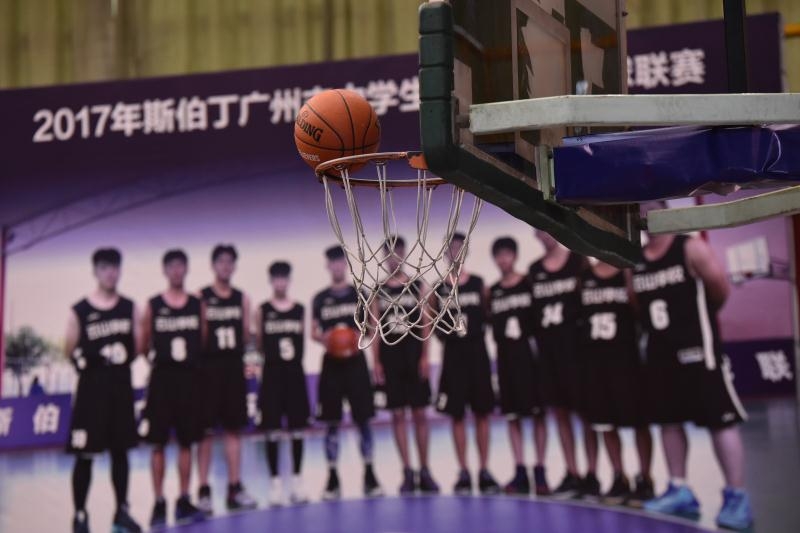 全场表现惊艳的刘长江接过印有自己名字的斯伯丁定制篮球和MVP奖杯,腼腆的笑容里藏着对未来的无限憧憬,这颗篮球将承载着他的梦想起航。