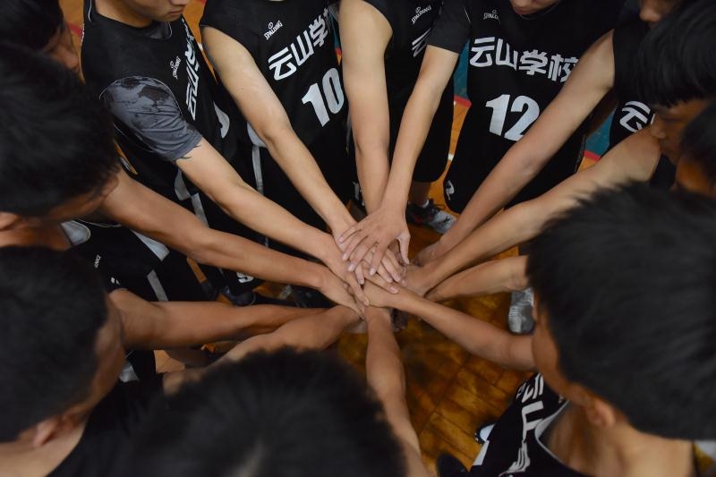 广东实验中学的4号球员刘长江如猎豹般突破重围,他高高跃起,手腕轻柔一拨,篮球在空中划出一道彩虹般的弧线,精准坠入网窝。