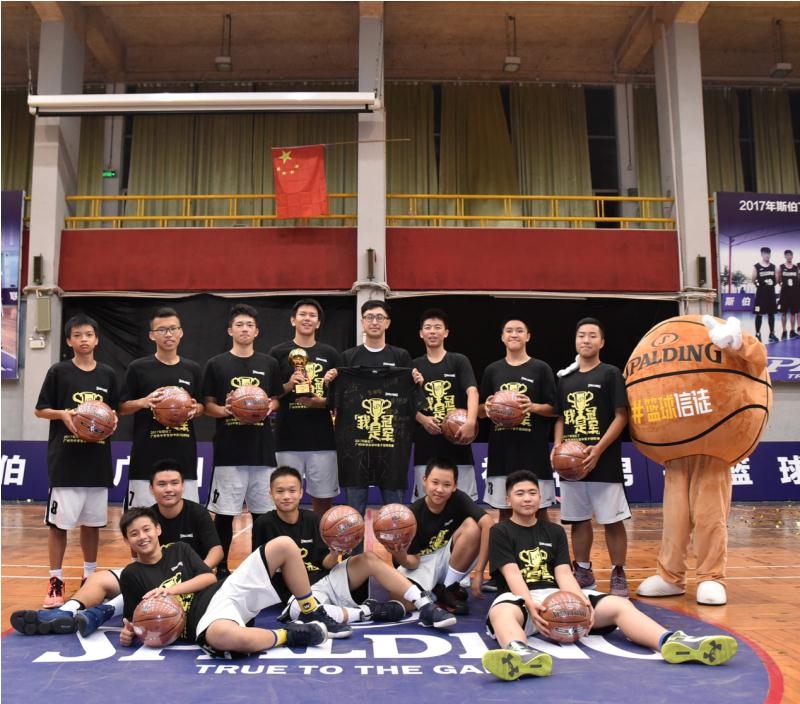 获胜的全队身着鲜亮的篮球信徒冠军T恤,簇拥着金色的奖杯,在镜头前定格下这张青春无敌的合影,每一张笑脸都写满了骄傲与梦想。