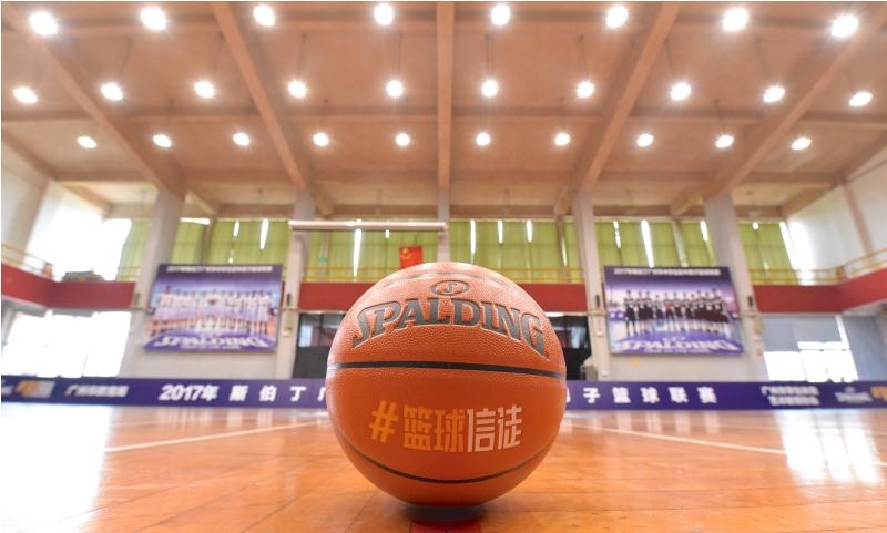 终场哨声吹响的瞬间,广东实验中学的队员们激动地围成一个圈,紧紧拥抱在一起,喜悦的泪水在他们年轻的脸庞上闪闪发光。