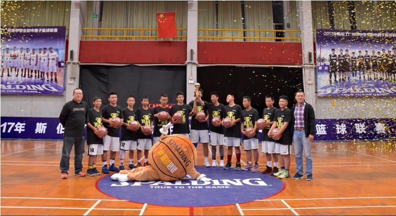 广雅中学体育馆内座无虚席,看台上彩旗飘扬,身穿校服的同学们挥舞着充气棒,眼神热切地聚焦在赛场中央那块即将燃烧的战场。