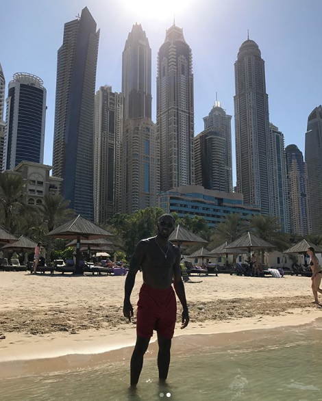 亚当斯身着休闲装,赤脚漫步在迪拜细腻的白色沙滩上,脸上洋溢着轻松惬意的笑容。