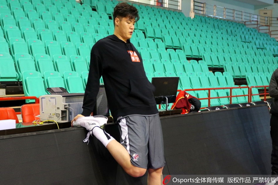 在体能测试中咬牙冲刺的贺天举，汗水挥洒间满是对重返赛场的渴望