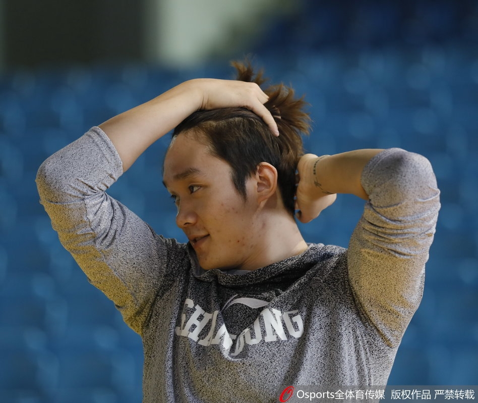 丁彦雨航穿着休闲卫衣，对着镜头比出胜利的手势，笑容灿烂充满阳光气息。