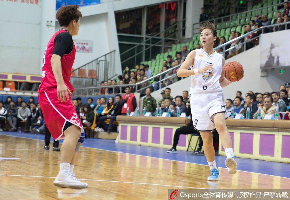 广东女篮当家球星李月汝在新疆队严密的包夹防守之下，依然自信地高举篮球，眼神中透露出篮下霸主舍我其谁的霸气。