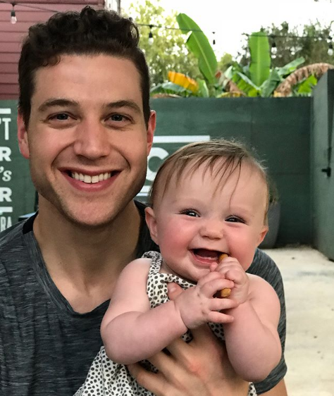 一家三口温馨入镜，弗雷戴特与妻子共同亲吻着可爱的女儿，画面洋溢着满满的幸福感与甜蜜的氛围