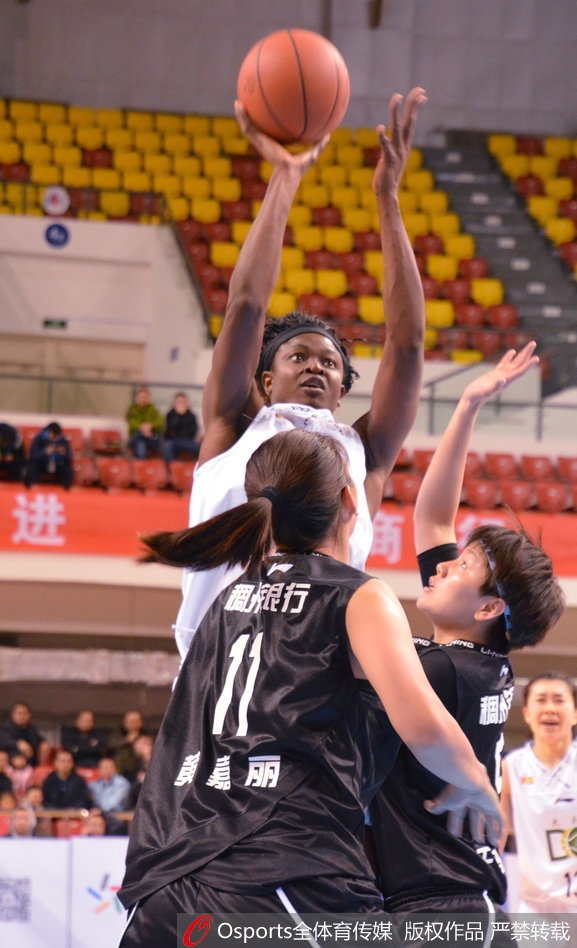 终场哨响的刹那，黑龙江队球员们紧紧拥抱在一起，汗水与笑容交织，白色战袍在灯光下格外耀眼，场边的摄像机记录下这热血沸腾的胜利时刻。