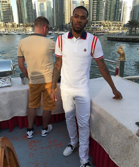 亚当斯面对大海,单手插兜,似乎正在凝望远处的海平线,享受着难得的宁静与独处时刻。