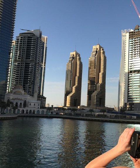 黄昏时分,亚当斯站在海边,远处夕阳染红天边,他张开双臂拥抱海风,享受这美妙的度假时光。