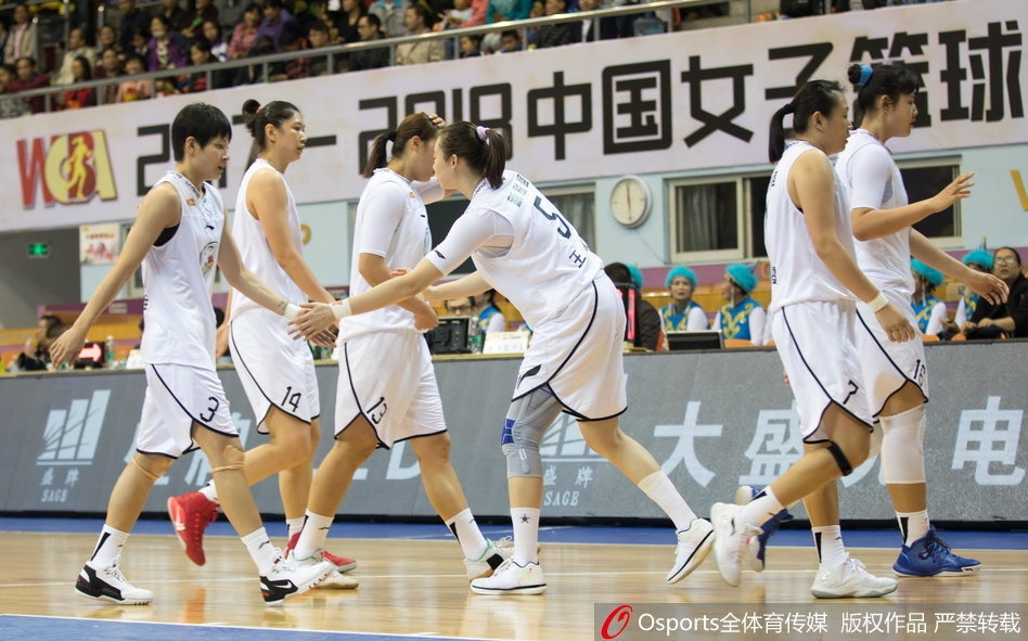 广东队核心后卫杨力维运球急速推进，面对新疆队的贴身紧逼，她身形灵动如同一道闪电，巧妙地摆脱防守，准备组织下一轮攻势。