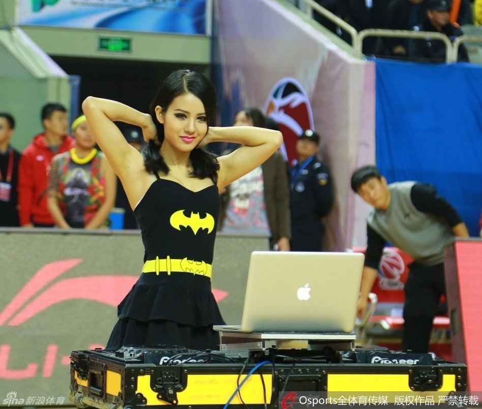 聚光灯下,一位美女DJ神情专注,修长的指尖仿佛在打碟机上跳着芭蕾,动感的音符即将随着她的动作倾泻而出,为球场注入第一缕热力。