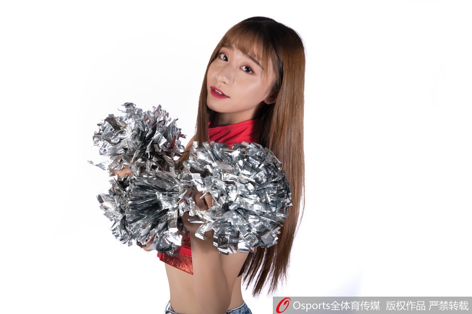 全景镜头下,所有篮球宝贝面向球场中央,动作整齐划一挥动手臂,脸上洋溢着极具感染力的笑容,她们用热情为即将上场的国家男篮将士们注入必胜信念。