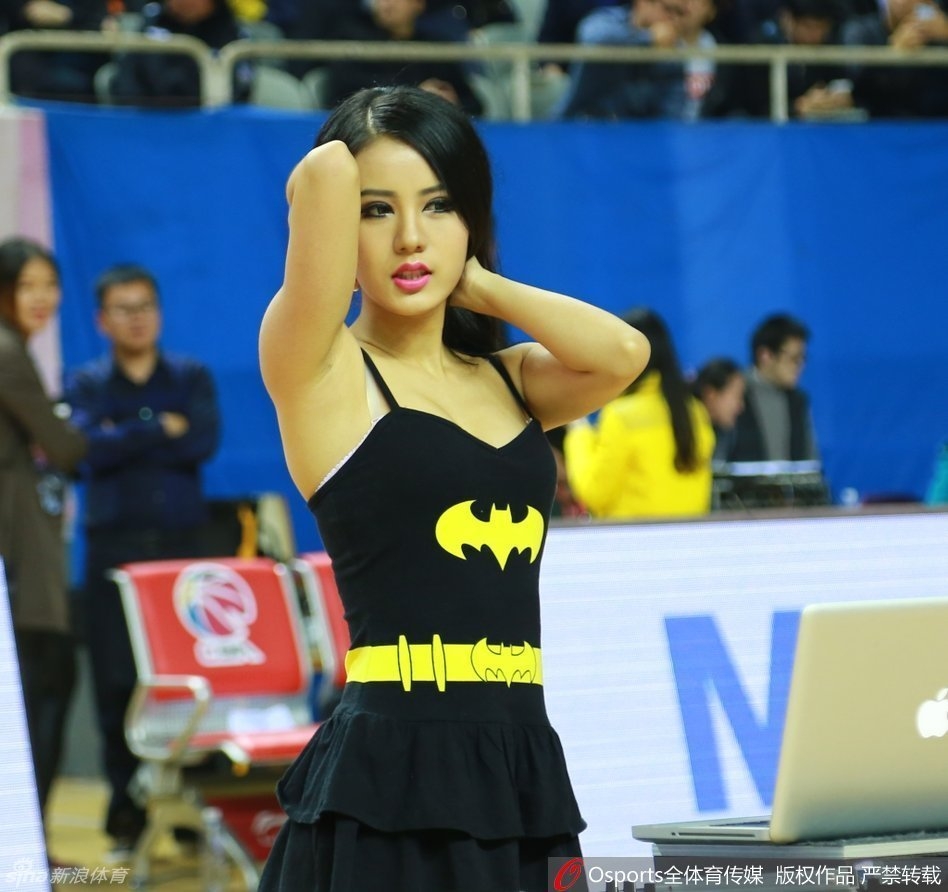 近距离的特写,清晰地看到她如何在混音台上精准操作,每一个旋钮、每一个按键,都是她调动全场数千人情绪的魔法道具。