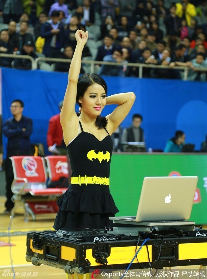 表演结束,她向沸腾的观众席挥手致意,脸上带着些许汗珠,但笑容依旧灿烂,仿佛在说:今晚的派对,你们还满意吗?