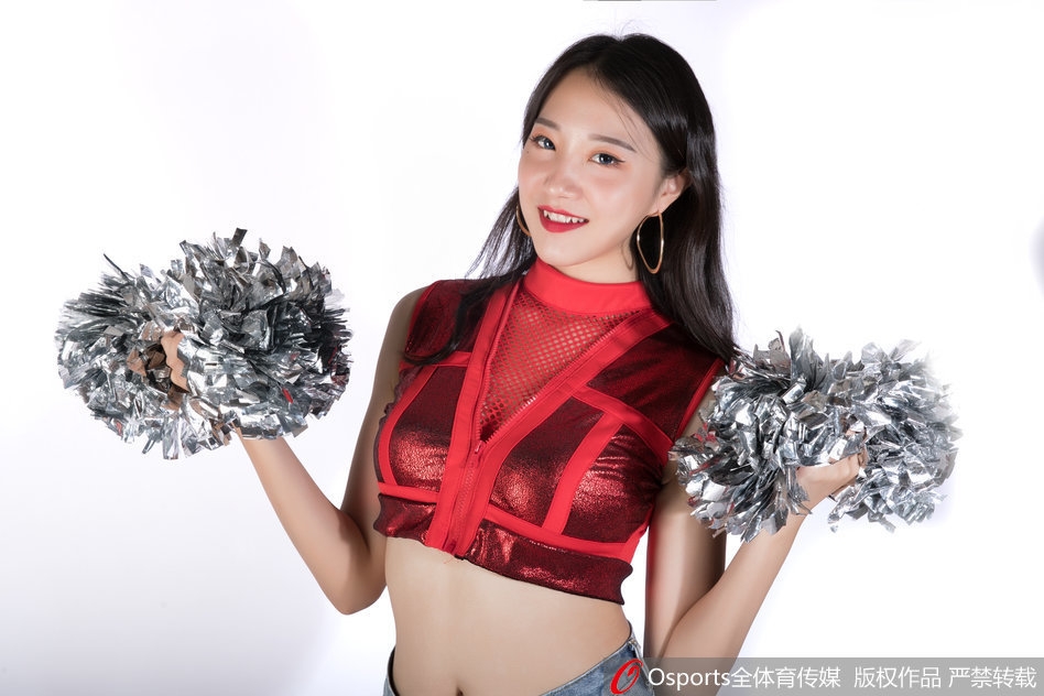 近景特写下,一位篮球宝贝的回眸一笑格外动人,精致的妆容配上标志性的甜美笑容,额前碎发微湿,更显她在热舞之后的真实与活力。